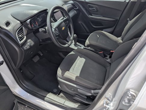 Used 2022 Chevrolet Trax LS w/ Tint and Cruise Package image 9