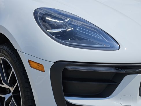 Certified 2024 Porsche Macan image 12