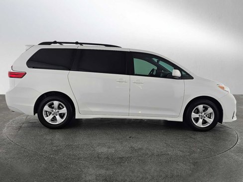 Used 2020 Toyota Sienna LE image 2