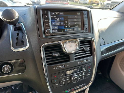 Used 2014 Chrysler Town & Country Touring-L w/ Driver Convenience Group image 28
