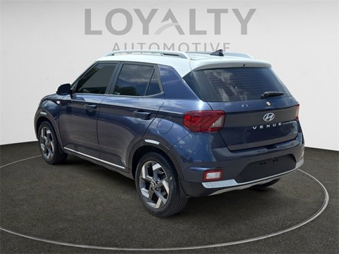 Used 2021 Hyundai Venue image 3