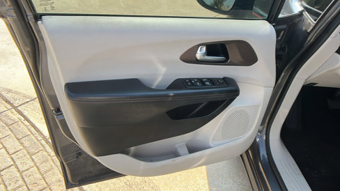 Used 2017 Chrysler Pacifica Touring-L image 14