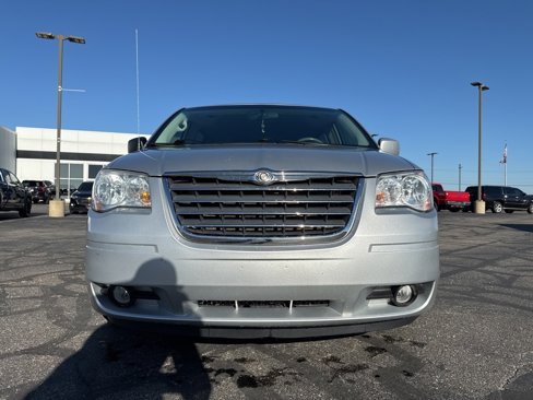 Used 2010 Chrysler Town & Country Touring image 7