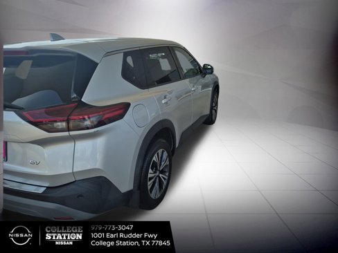 Used 2021 Nissan Rogue SV image 3