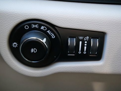 Used 2020 Chrysler Pacifica Touring-L image 24
