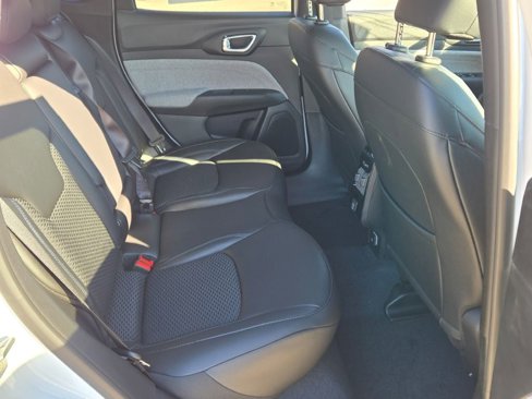 New 2025 Jeep Compass Latitude image 10