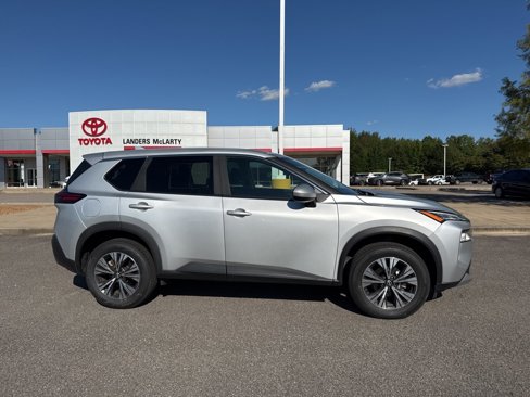 Used 2023 Nissan Rogue SV image 2
