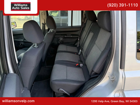 Used 2010 Jeep Commander Sport image 12