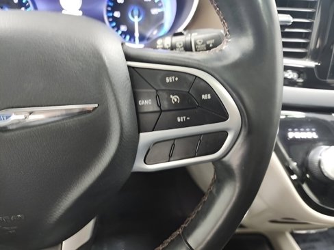 Used 2018 Chrysler Pacifica Touring-L Plus w/ Tire & Wheel Group image 31