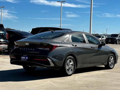 Used 2024 Hyundai Elantra SE image 7