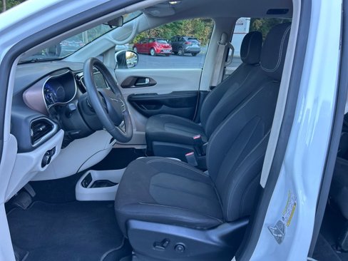 Used 2022 Chrysler Voyager LX image 11