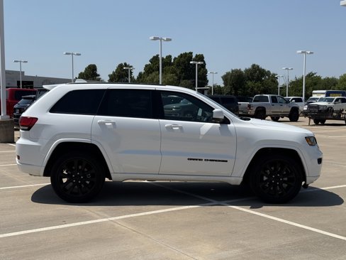 Used 2021 Jeep Grand Cherokee Laredo X image 3