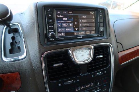 Used 2015 Chrysler Town & Country Touring w/ Driver Convenience Group image 14
