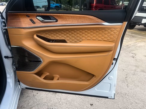 Used 2024 Jeep Grand Cherokee Summit image 31