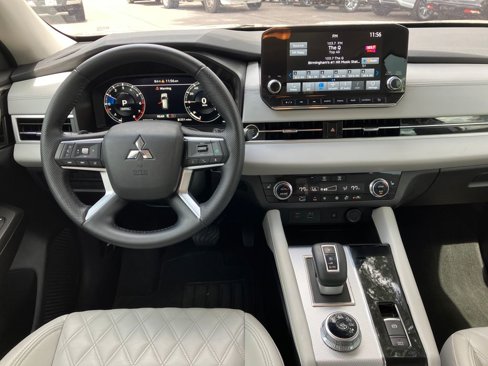 Used 2023 Mitsubishi Outlander SEL image 2