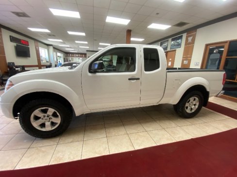 Used 2012 Nissan Frontier SV image 2