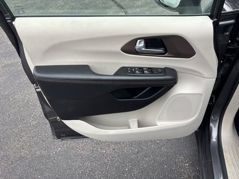 Used 2017 Chrysler Pacifica Touring image 9