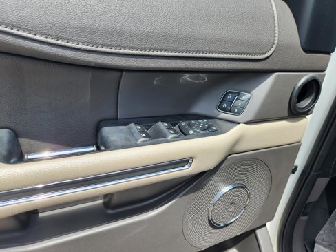Used 2021 Ford Expedition XLT image 10