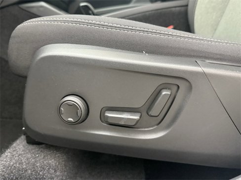 Certified 2025 Volvo XC40 B5 Core image 23