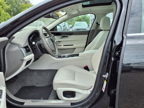 Used 2018 Jaguar XF Premium image 10
