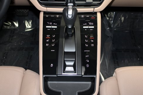 Used 2025 Porsche Macan image 24