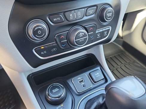Used 2019 Jeep Cherokee Limited image 26