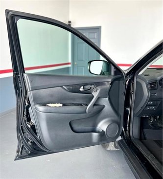 Used 2017 Nissan Rogue SV image 17