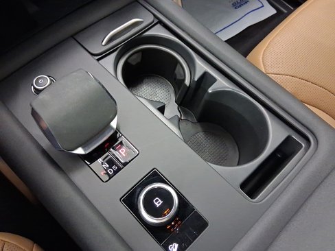 Used 2024 Land Rover Discovery Dynamic SE image 29