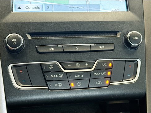 Used 2017 Ford Fusion SE w/ Fusion SE Technology Package image 10