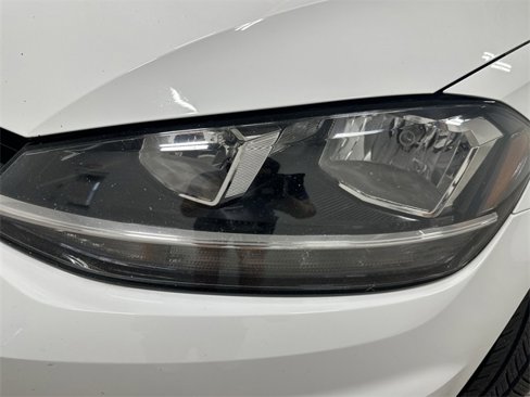 Used 2018 Volkswagen Golf S image 11