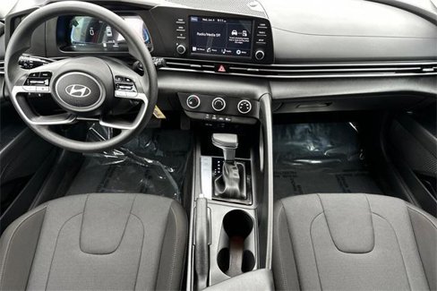 Used 2025 Hyundai Elantra SE image 14