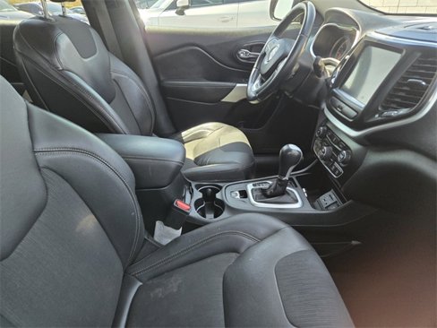 Used 2018 Jeep Cherokee Latitude Plus w/ Comfort/Convenience Group image 4