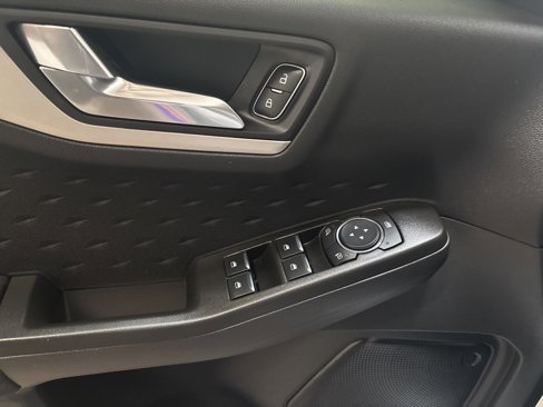Used 2020 Ford Escape SE image 10