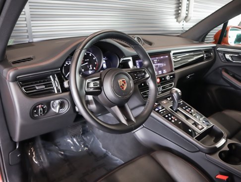 Certified 2024 Porsche Macan image 4