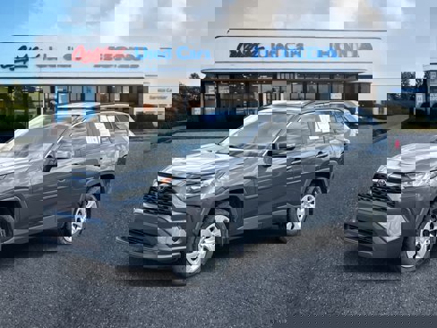Used 2019 Toyota RAV4 LE image 1