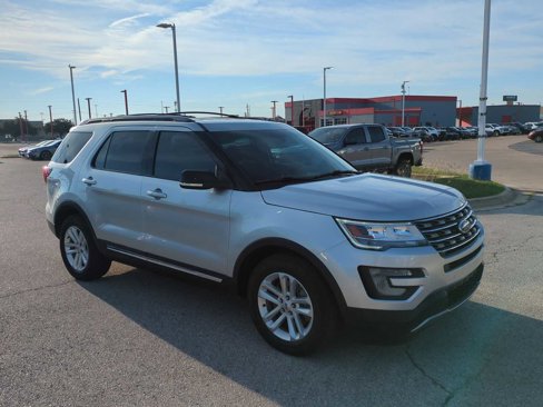 Used 2017 Ford Explorer XLT w/ Equipment Group 202A image 2