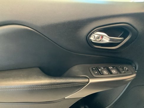 Used 2022 Jeep Cherokee Latitude Lux w/ Mopar Interior Package image 26