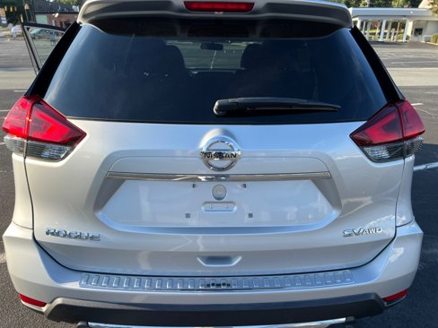 Used 2018 Nissan Rogue SV w/ Premium Package image 16