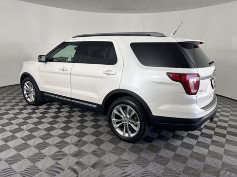 Used 2018 Ford Explorer XLT w/ Equipment Group 202A image 5