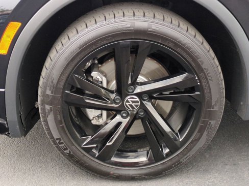 Used 2023 Volkswagen Tiguan SE R-Line image 10