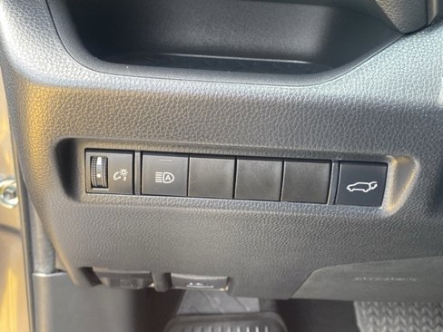 Used 2022 Toyota RAV4 XLE Premium image 15