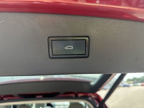 Used 2018 Volkswagen Tiguan SEL w/ 3rd Row Seat Package image 16