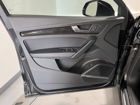 Used 2018 Audi Q5 Prestige w/ Prestige Package image 14