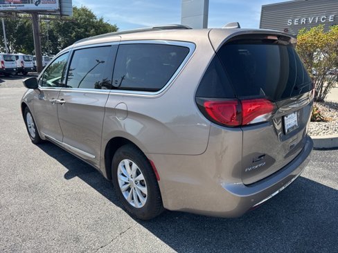 Used 2017 Chrysler Pacifica Touring-L image 8