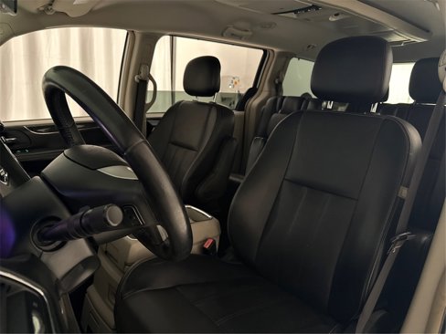 Used 2015 Chrysler Town & Country Touring-L image 32