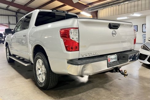 Used 2019 Nissan Titan SV image 4