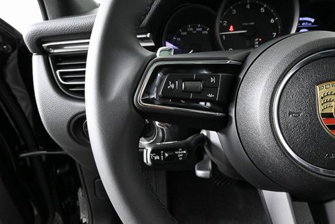 Certified 2025 Porsche Macan image 9