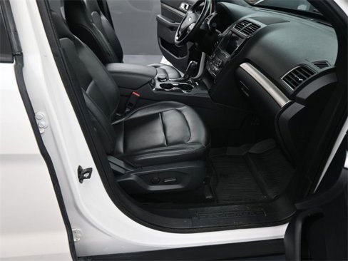 Used 2019 Ford Explorer XLT w/ Equipment Group 202A image 12