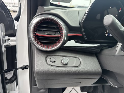 New 2025 Chevrolet Trax RS w/ Sunroof Package image 18