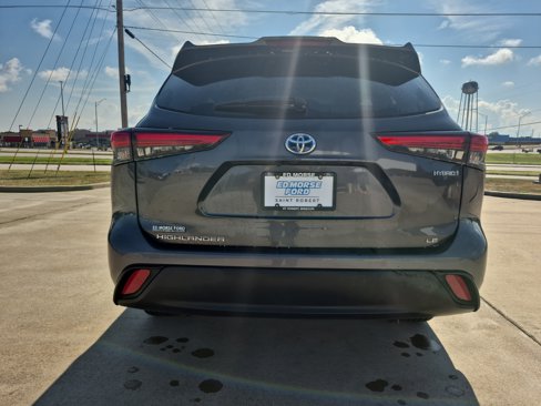 Used 2021 Toyota Highlander LE image 4